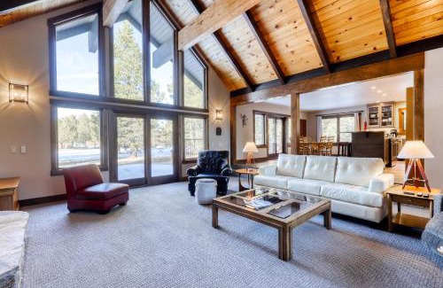 South Lake Tahoe House | Country Club Retreat