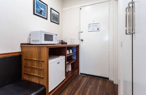 Centennial Park Hotel | Country Comfort Amity Motel