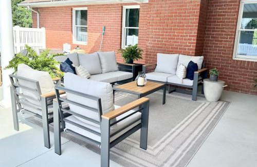 Winesburg House | Country Comfort with Pool Family & Groups