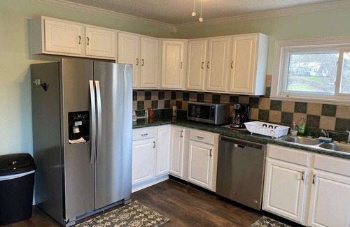 Charleston House | Country Comfy Right In Town New Remodel King/Queen