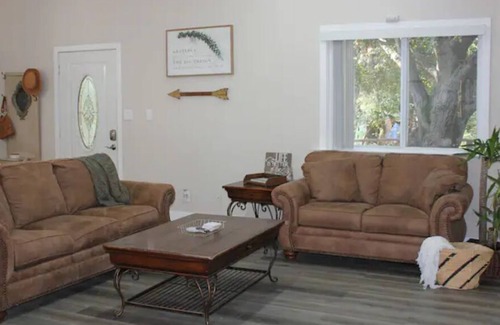 Vista Cottage | Country cottage 30 mins from San Diego county beaches! Oceanside is calling you!