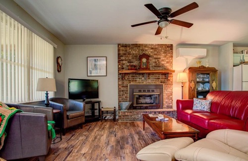 Marshall House | Country Cottage: Cozy Country Cottage Escape, Close to Marshall, Asheville & activities.