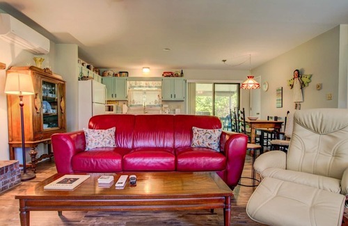 Marshall House | Country Cottage: Cozy Country Cottage Escape, Close to Marshall, Asheville & activities.