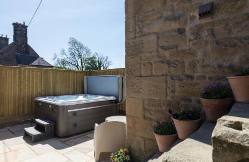 Hulme End House | Country Cottage with Hot Tub - pre-heated for your arrival