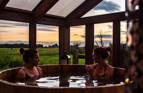 Scunthorpe House | Country Cottage with Spa, Catering, Gardens, Nature Reserve Walks - Free Parking, Self Checkin