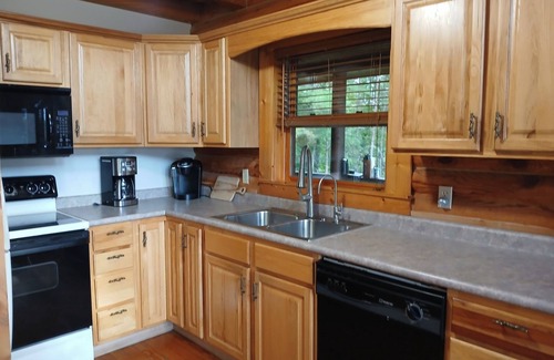 Franklin Ski Chalet | Country Escape Cabin in Smokies-Dog Friendly/Including Pool Table