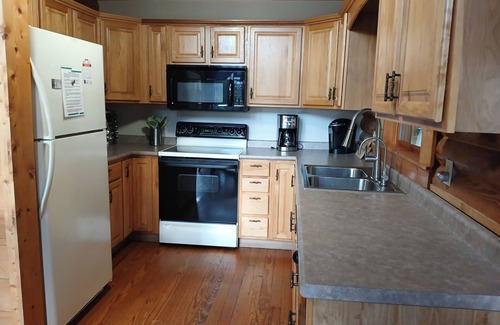 Franklin Ski Chalet | Country Escape Cabin in Smokies-Dog Friendly/Including Pool Table