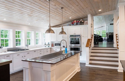 Coloma House | COUNTRY ESTATE, SLEEPS 20, 2 MILES TO LAKE MICHIGAN, POOL, PET FRIENDLY!