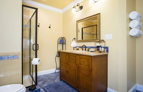 La Grange Bed & Breakfast | Country Faire King Luxury Suite with extra-large soaking tub