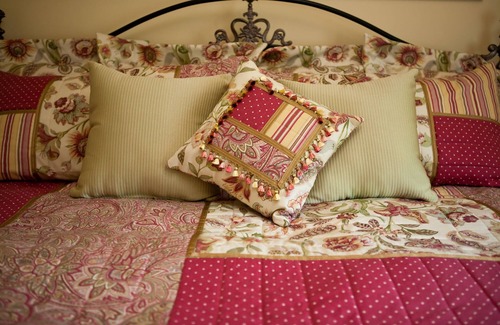 La Grange Bed & Breakfast | Country Faire King Luxury Suite with extra-large soaking tub