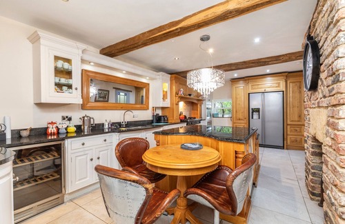 Otley House | Country Farmhouse - Swim spa hot Tub- bbq hut