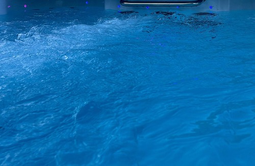 Otley House | Country Farmhouse - Swim spa hot Tub- bbq hut