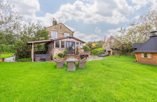 Otley House | Country Farmhouse - Swim spa hot Tub- bbq hut