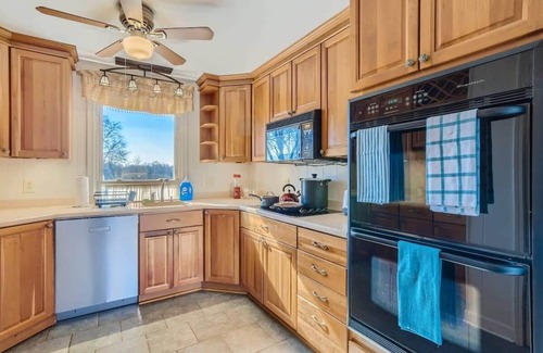 Franklin House | Country Getaway | 5 Acres | Game Room (TA)