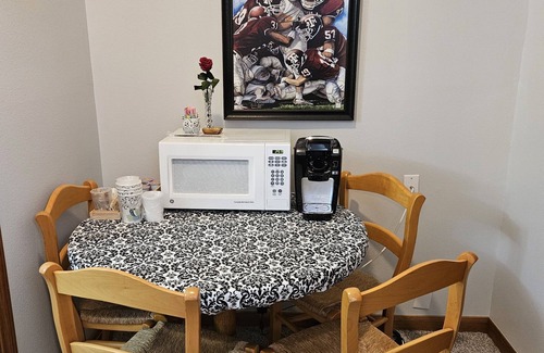 Country Properties Apartment | Country Getaway Close To Campus-Garage Apartment Kyle Gameday Rental