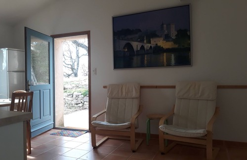 Malaucene House | Country gîte at the foot of Mt Ventoux with view of Château du Barroux