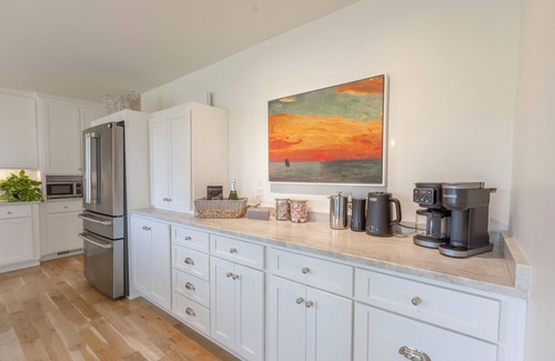 Wea House | Country Hilltop Retreat on 9.5 Acres Near KC & Overland Park Sleeps 10