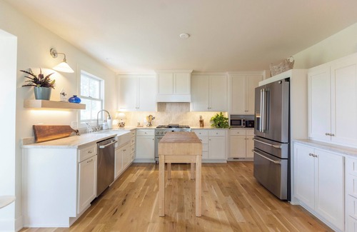 Wea House | Country Hilltop Retreat on 9.5 Acres Near KC & Overland Park Sleeps 10