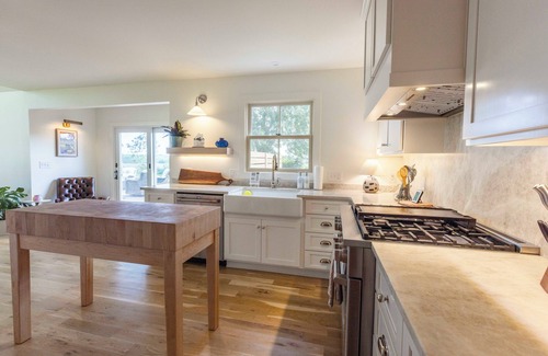 Wea House | Country Hilltop Retreat on 9.5 Acres Near KC & Overland Park Sleeps 10