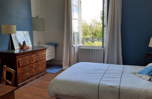 Mortagne-sur-Gironde House | Country house surrounded by a park even if in the center of the village