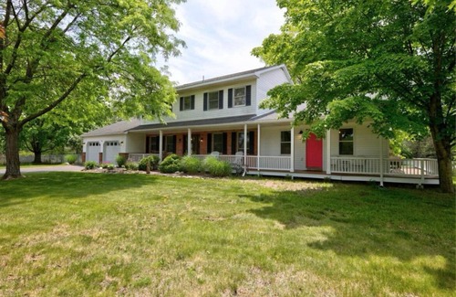 Rotterdam Junction House | Country home at the foothills of the Adirondacks 10mins from Saratoga Race Track