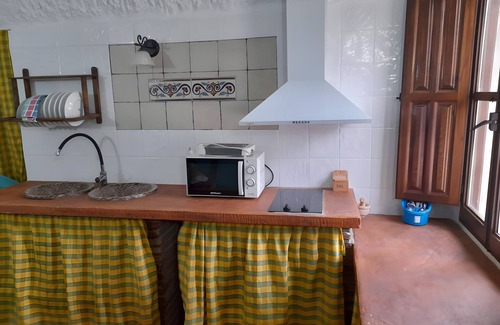 Benalua de Guadix House | Country House 'El Melocotonero' with Mountain View, Wi-Fi and Air Conditioning