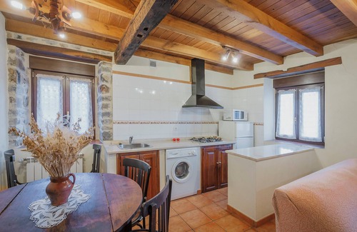 La Pernia House | Country House 'Lope' with Mountain View, Private Garden and Wi-Fi