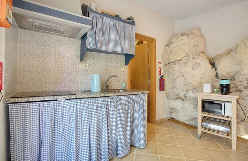 Lourinha House | Country House 'Quinta Do Castelo - Casa De Pedra' with Private Terrace, Wi-Fi and Air Conditioning