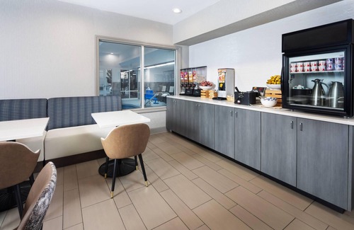 Kenilworth Hotel | Country Inn & Suites by Radisson Asheville Downtown Tunnel Road