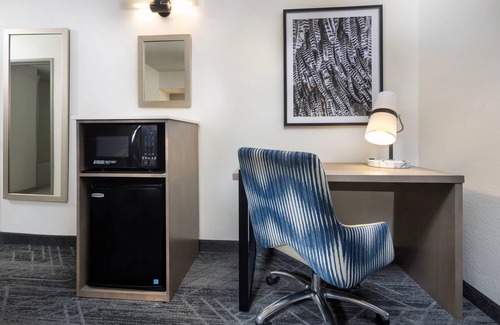 Kenilworth Hotel | Country Inn & Suites by Radisson Asheville Downtown Tunnel Road