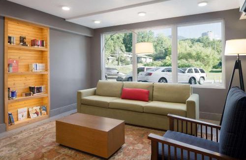 Gatlinburg Hotel | Country Inn & Suites Downtown Convention Center by Radisson, Gatlinburg, TN
