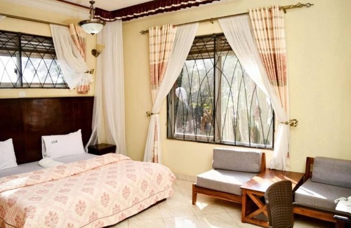 Entebbe Hotel | Country lake resort Garuga