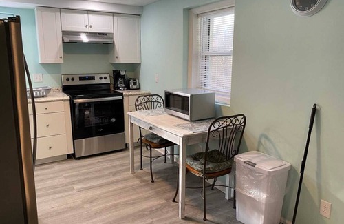Charleston Apartment | country living patio apt in town new w/king&queen