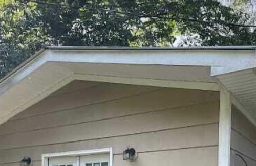 Knoxville Apartment | Country living studio. Close to town. 1 exit to Pigeon Forge