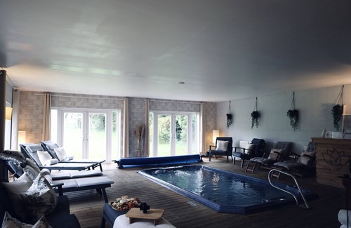 Earls Barton House | Country Retreat with Private Spa Pool & Sauna