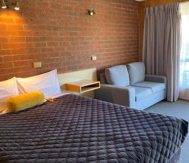 Peak Hill Hotel | Country Roads