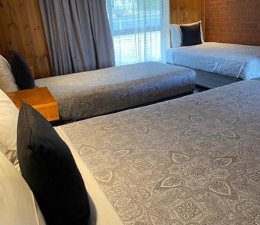 Peak Hill Hotel | Country Roads