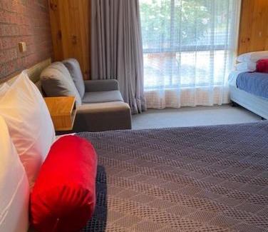 Peak Hill Hotel | Country Roads
