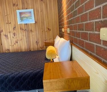 Peak Hill Hotel | Country Roads