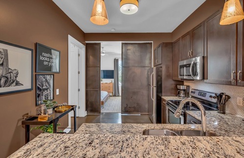 Midtown Condo | Country Row and Vanderbilt in West End Nash A1 location Sleeps 4