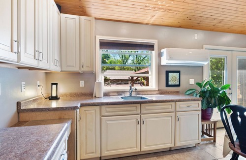 Hamilton House | Country stay with hot tub & fireplace near Spooky Nook & Miami Univ.
