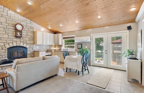 Hamilton House | Country stay with hot tub & fireplace near Spooky Nook & Miami Univ.
