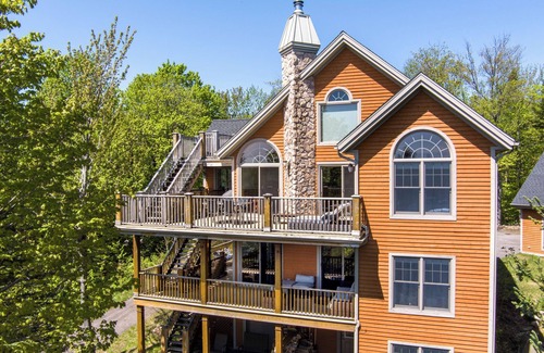 Mauricie Ski Chalet | Country-style cottage on the shore of a lake at 5 minutes from a national park.