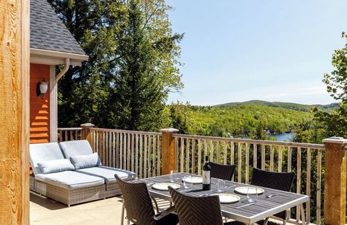 Mauricie Ski Chalet | Country-style cottage on the shore of a lake at 5 minutes from a national park.