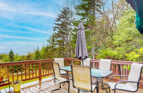 Beaver Cove House | Country-style home with gorgeous views, big yard, firepit & W/D