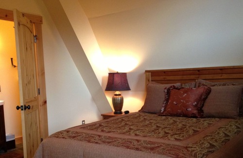 Lexington Cabin | Country Tweed Queen Suite in Heartstone Lodge