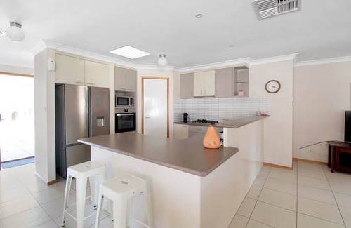 Estella House | Country Views - Firepit, Ideal Family Retreat