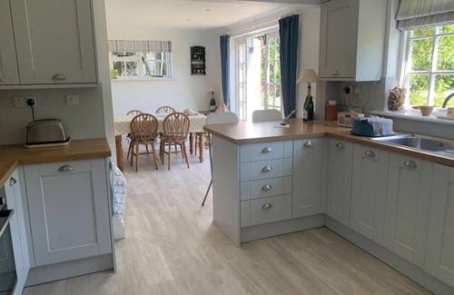 Newport Cottage | Countryside Cottage 5 mins from the sandy beaches on the Isle of Wight.