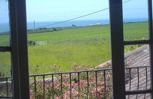 Newport Cottage | Countryside Cottage 5 mins from the sandy beaches on the Isle of Wight.
