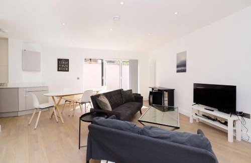Tadworth Apartment | Countryside Edge Flat - Split-level Tadworth flat